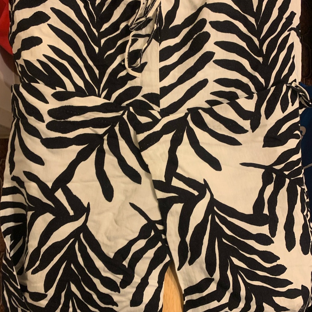 Chic Women’s Linen Blend Black and White Leaf Print Wide Leg Pants